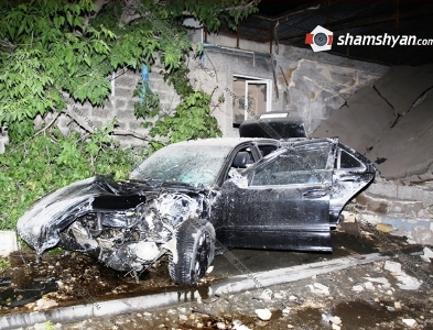 Երեւանում Mercedes-ը մխրճվել է Նորագավիթի «գայի պոստի» մեջ եւ փլուզել պատը. վիրավորներից մեկը ծայրահեղ ծանր է (ֆոտո)