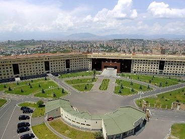Man threatens to set self on fire outside Armenia MOD building