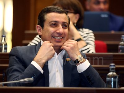 Власти РФ предоставили Миграну Погосяну право на временное проживание