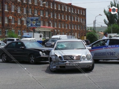 «Տեցի կռուգ»-ում բախվել են Mercedes-ները. վարորդներից մեկը տեղափոխվել է հիվանդանոց