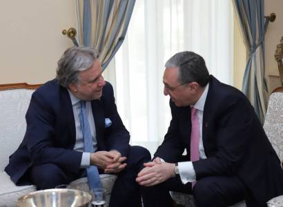 Armenian FM meets with Greek counterpart
