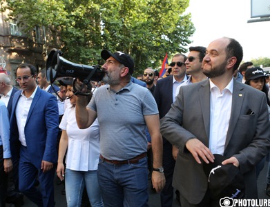 «Հրապարակ». Փաշինյանի ՔՊ-ն գյուղապետի թեկնածու է առաջադրել  8-ամյա կրթություն ստացած, 2 անգամ նույն դասարանում մնացածին