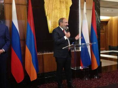 Armenia PM meets amid members of Armenian centre of population of Saint Petersburg