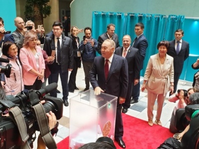 Назарбаев и Токаев проголосовали на выборах президента