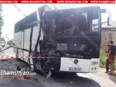 car along with Korean tourists crashes hooked on hgv appear in Armenia