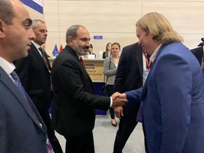 all.me representatives invite Nikol Pashinyan to visit their office in Yerevan during SPIEF 2019