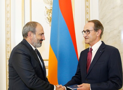 Վարչապետը Ռենե Ռուքեին է հանձնել Հայաստանի Հանրապետության քաղաքացու անձնագիրը