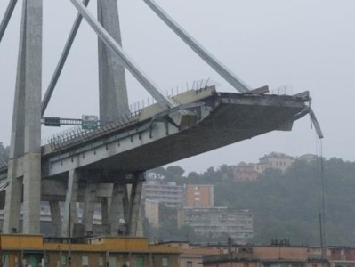 Cars plunge into river after bridge collapses in China