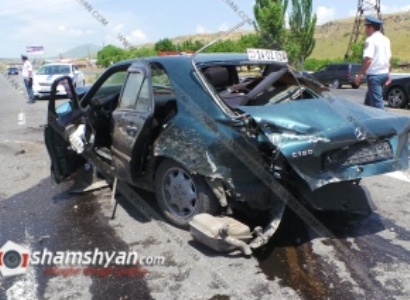 Իջեւան-Երեւան ճանապարհին Mercedes-ը բախվել է բետոնե հատվածին և գլխիվայր շրջվել. կա վիրավոր