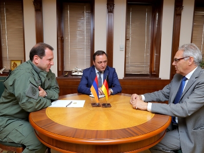 Armenia Defense Minister receives outgoing German Ambassador