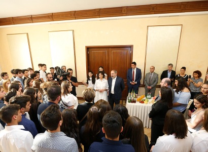 Նիկոլ Փաշինյանն ու Աննա Հակոբյանը հյուրընկալել են սփյուռքահայ աշակերտների (ֆոտո)