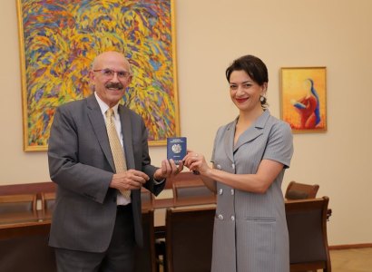 Աննա Հակոբյանը Վարդգես Սարգսյանին ՀՀ անձնագիր է հանձնել