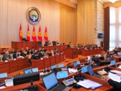 Парламент Киргизии проголосовал за отмену неприкосновенности экс-президента Атамбаева