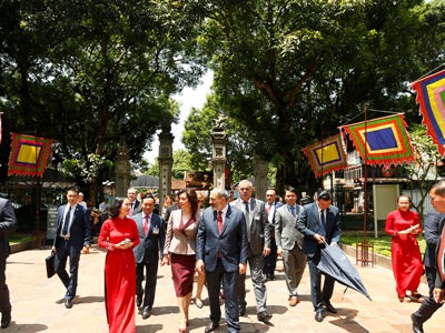 Ի՞նչ հագուստ է կրում Աննա Հակոբյանը Վիետնամում (ֆոտո)