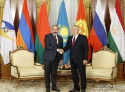 Nikol Pashinyan holds buzz talks amid Nursultan Nazarbayev