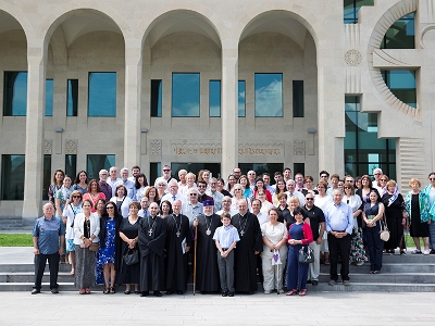 His Holiness Karekin II receives pilgrims of US Eastern Diocese