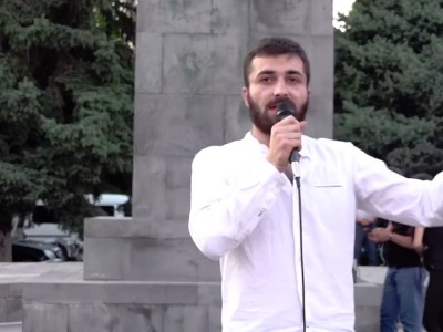 «Պապայիդ ոտերը ես կկոտրեմ ու իր գրպանը կդնեմ». Էջմիածնում ցույց են արել քաղաքապետի դեմ