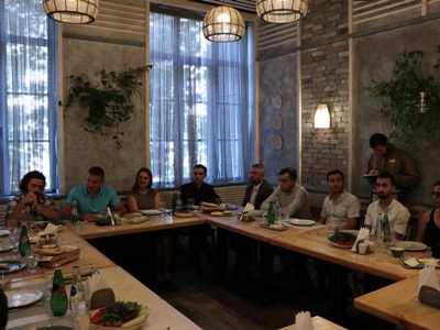 Beeline-ի գլխավոր տնօրենը գործարար նախաճաշ է անցկացրել Առաջնորդության դպրոցի համայնքի շրջանավարտների հետ