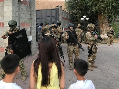 Спецоперация у дома Атанбаева: погиб спецназовец, 23 человека пострадали