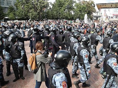 Песков сообщил, что Путин не считает митинги в Москве чем-то из ряда вон выходящим