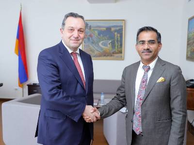 Հնդկաստանի նորանշանակ դեսպանն իր հավատարմագրերի պատճենը հանձնեց ԱԳ նախարարի տեղակալին