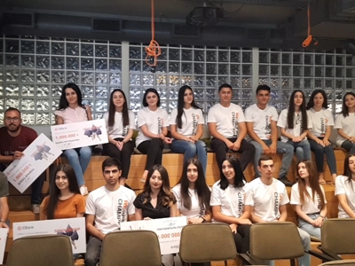 IDBank-ը 5 ուսանողի 1-ական մլն դրամի չափով կրթաթոշակ է շնորհել (ֆոտո)