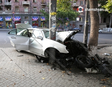 Մաշտոցի պողոտայում Mercedes-ը բախվել է սյանը. 3 վիրավոր սիրիահայերից 2-ին մեքենայից դուրս են բերել փրկարարները (ֆոտո)