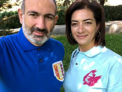 Փաշինյանը հրապարակել է իր եւ տիկնոջ լուսանկարը՝ հայկական վերնաշապիկներով