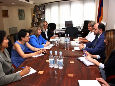 Armenian official receives US ambassador