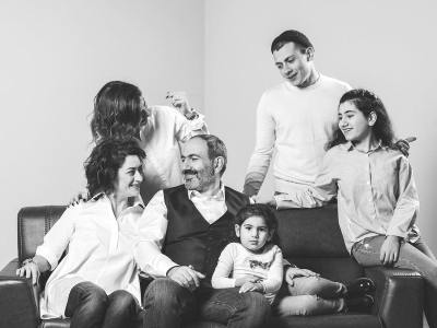 Armenia PM posts family photo