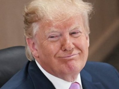 Трамп снова повытрепывался собственной прической