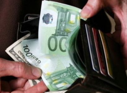 Мужчина нашел кошелек с 2000 евро отказался от вознаграждения, вернув его владельцу