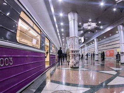 Давка в бакинском метро привела к остановке поезда и отключению света в вагонах