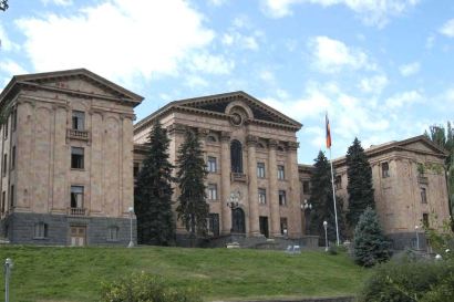 Parliament ex-employee sues Ararat Mirzoyan, Tigran Galstyan