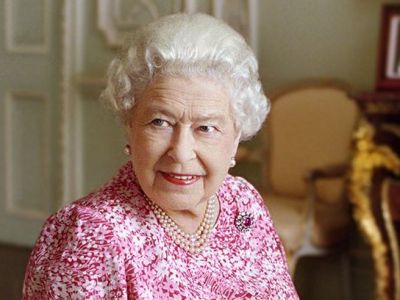 Британская королева осталась без личного бара из-за пьянства свиты