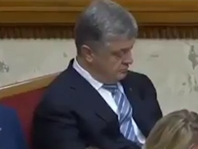 Порошенко уснул на заседании Рады