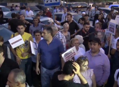 Armenia 2nd President's supporters reach National Security Service building