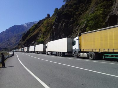 Լարսում բեռնատարների կուտակման պատճառը կրում է տեխնիկական բնույթ. ՌԴ-ում ՀՀ դեսպանություն