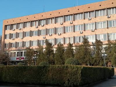 «Մարզպետ հեռացիր». Նորաշենցիները Արարատի մարզպետարանում են. իրավիճակը լարված է. մարզպետը հրաժարվում է փոխել իր որոշումը