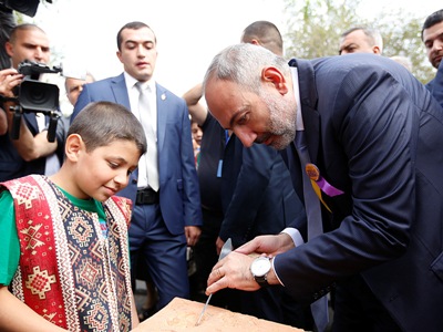 «Փչացրի՞». Փաշինյանը երեխայի ձեռքից վերցրեց մուրճն ու դուրը եւ սկսեց փորագրել քարի վրա (ֆոտո)