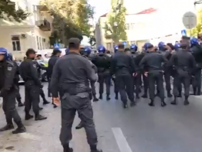 Բաքվում ոստիկանությունը ցրել է թույլատրված նստացույցը. Մասնակիցները պատառոտել են Իլհամ Ալիեւի պատկերով պաստառը