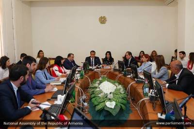 «Հրապարակ». Հայտարարության տակ ընդամենը 10 պատգամավոր է ստորագրել. նուրբ ձեւով սղղացնո՞ւմ են