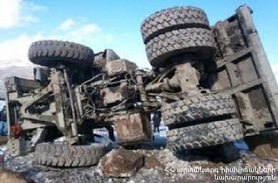 В Армении у грузовика оторвался прицеп с контейнером и скатился в ущелье