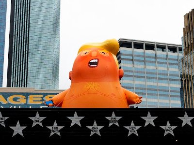 Надувной «Малыш Трамп» появился рядом с митингом президента США