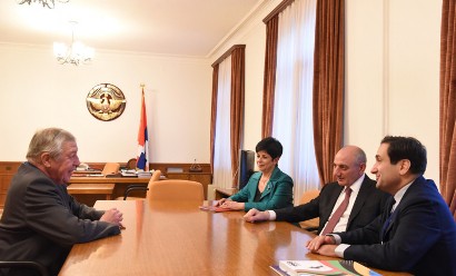 Artsakh president receives François Rochebloine