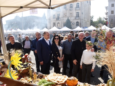 Artsakh President visits trade fair organized amid Day of Agricultural Worker (PHOTOS)