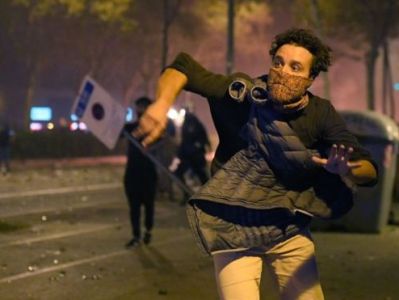 В Барселоне произошли столкновения между полицией и демонстрантами в масках