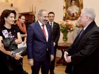 Armenian PM meets with director of Hermitage Museum