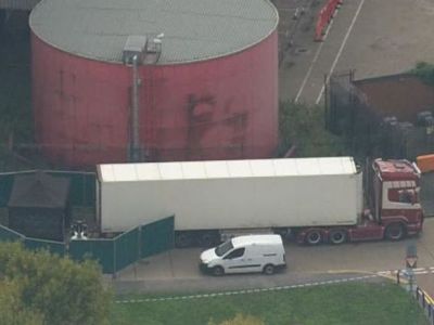 Британская полиция обнаружила 39 тел в прицепе грузовика