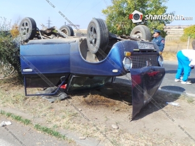 Արմավիրում բախվել են Ford Transit-ն ու «ՎԱԶ 21011»-ը. վերջինս գլխիվայր շրջվել է (ֆոտո)